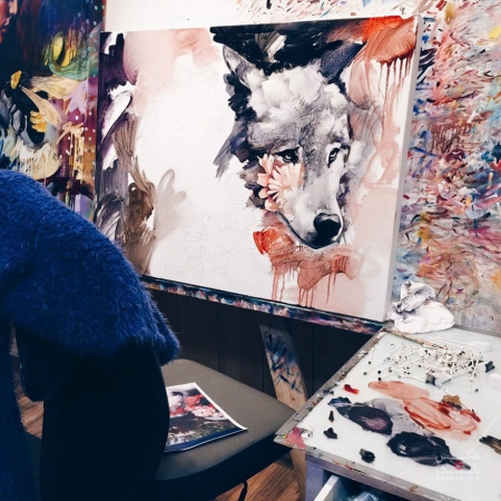 نوجوان شانزده ساله، رویاهای غیراهلی خود را نقاشی می کند