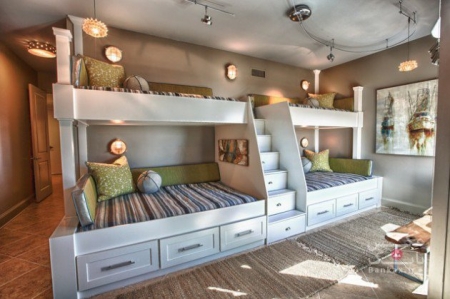 17 ایده فوق العاده هوشمند برای تزئین اتاق کودکان و نوجوانان با چهار تخت