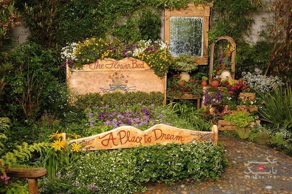 باغچه هایی زیبا با مبلمان قدیمی و کهنه/بانک عکس