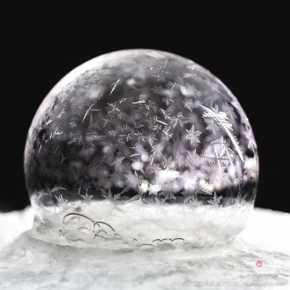 انجماد حباب صابون در دمای -15 درجه سانتیگراد در ورشو، لهستان/بانک عکس