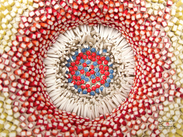 ترکیب هزاران چینی ریز خرد شده، برای ساخت این شکوفه های زیبا/بانک عکس